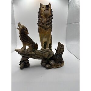 Rustic Howling Wolf and Cub Figurine Wildlife Resin Statue Nature Decor